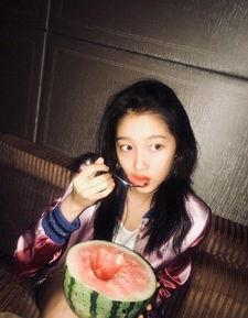 美女寺庙吃瓜图片真实,意外成为网红打卡新地标