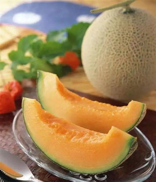 刘伟元吃哈密瓜,刘伟元畅享哈密瓜美味时光