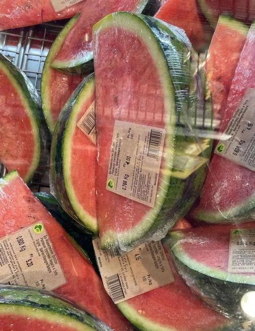 甘肃人买瓜吃瓜,尽享甜蜜生活，品味瓜果飘香