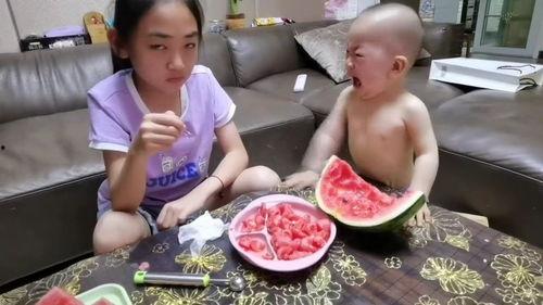 姐姐不让弟弟吃瓜